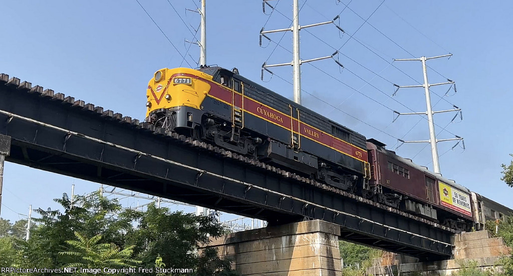 CVSR 6771 crosses Cascade Locks.